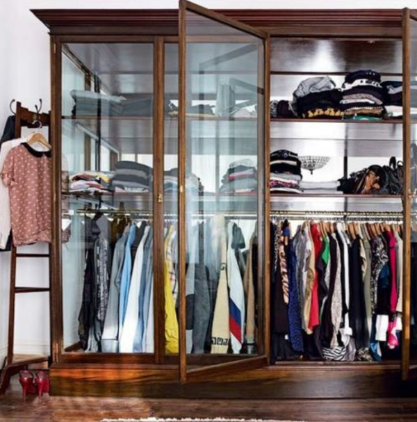 Lemari pakaian dengan aksen kaca bergaya vintage